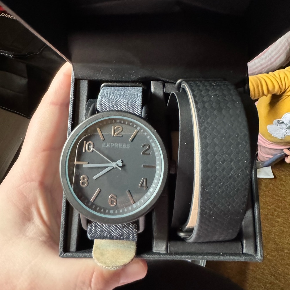EXPRESS mens watch with extra band - Picture 2 of 13